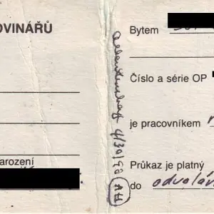 Vokno - novinářský průkaz s Ginsbergem.