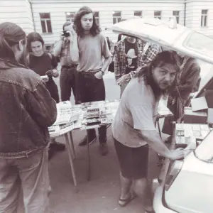 MEZI PLOTY 1992 - první ročník festivalu alternativní kultury v areálu psychiatrické léčebny Bohnice v Praze. pořádal Unijazz, nástupce Jazzové sekce.